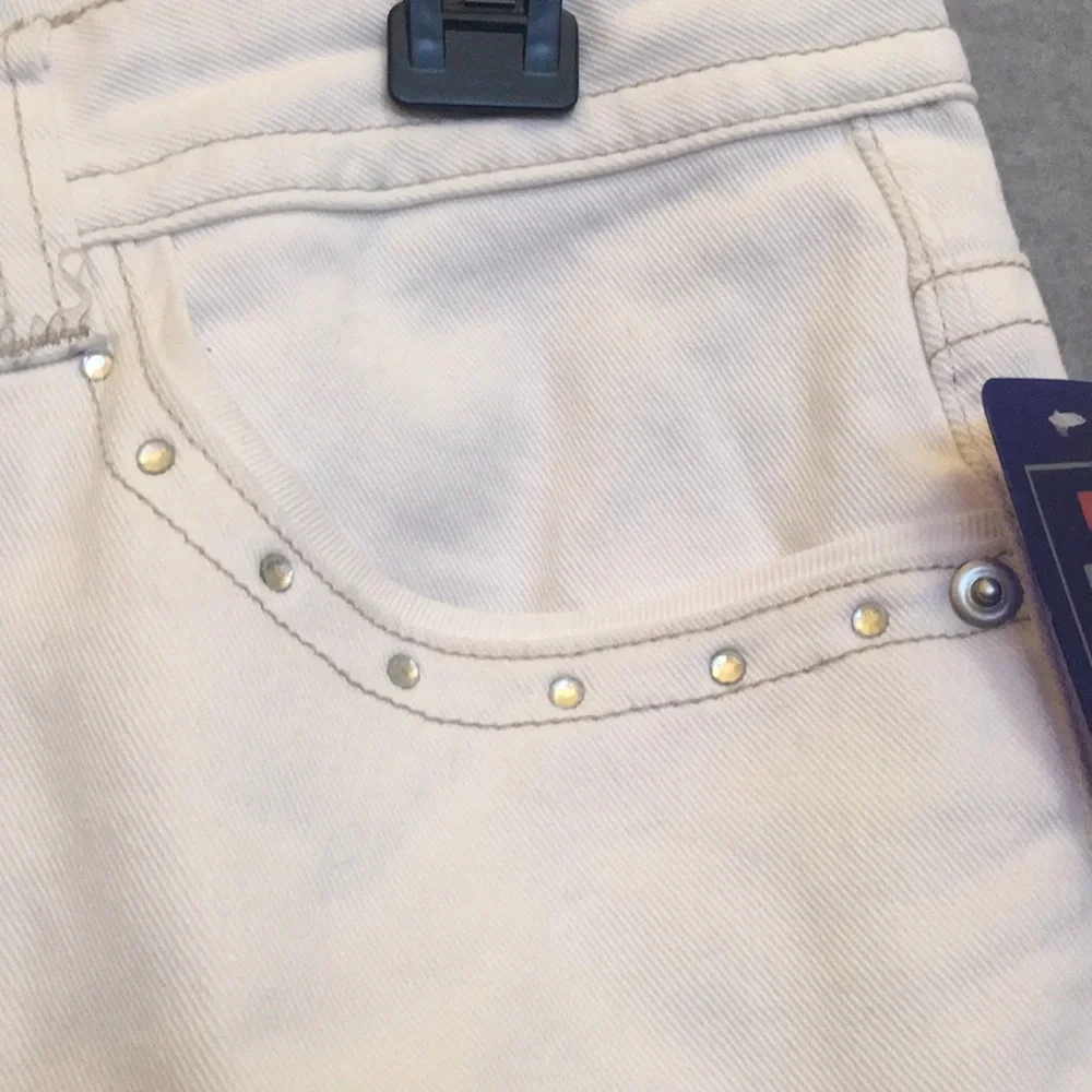 NWT BACCINNI Embellished Knee Length 5 Pocket White Denim Shorts